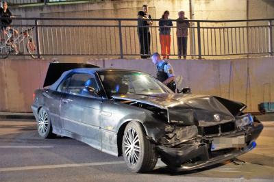 Oberboihingen: Pkw faehrt gegen Mauer, Fahrer schwer verletzt
